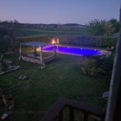 Maison rénovée typique, au calme, piscine.