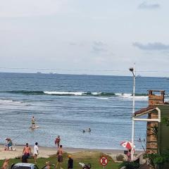 Ótimo apartamento com ampla sacada e vista pro mar