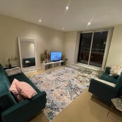 Free parking near city centre & stadium sleeps 6-8