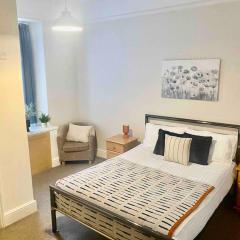Bright 2 Bedroom Apartment near Seafront Central Penzance