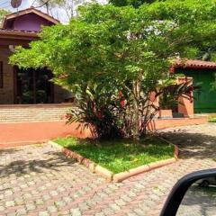 Casa Rústica em Condomínio com piscina e muita natureza