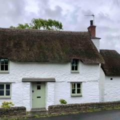 Cosy thatched Cottage sleeps 6 near Portscatho!