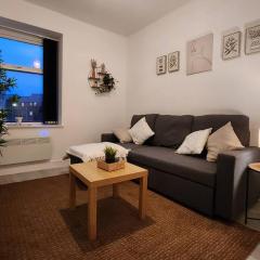 SuperValue Suite 6 - Fast WiFi, Hotel Linen, Keyless Entry, City only 10 Mins - BY PROPERTY PROMISE