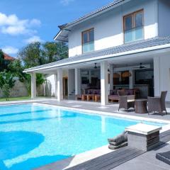 Villa Dekat Pantai Batu Belig