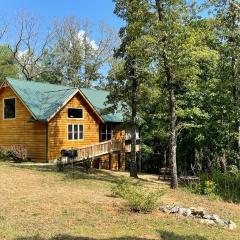 Romantic Cabin with Spa Amenities near Helen GA