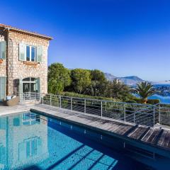 Villa de charme moderne avec piscine et vue mer