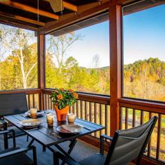 Cozy Cabin: w/ Balcony, Pool Table, Fire pit & BBQ