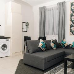 Modern and Chic 2 Bedroom Flat, Close to Stadiums, Transport links, Free Parking