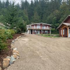 Shuswap, Sun Filled, Pet Friendly, Beach Cottage & Suite