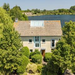 Lakeside property with spa access on a nature reserve Keel House CW23