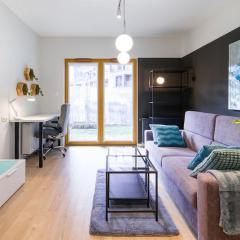 Modern apt next to train station