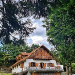 CASA EM MONTE VERDE-MG ACOMODA 15 PESSOAS