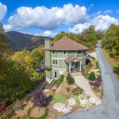 Skytop Chalet Pet Friendly, Hot Tub and Views