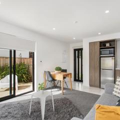 Charming Sunny Warm 10 Mins CBD Book Now