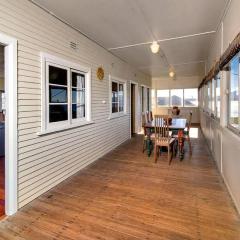 Bermagui Bay Beach House 2, Wonderful Beachside Location, Pet Friendly