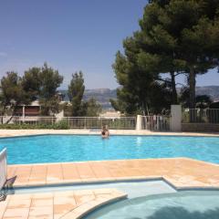Au cœur du port de Saint-Mandrier, piscine, tennis, charme et confort
