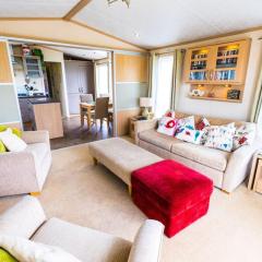 SP143 Mini Lodge - Camber Sands Holiday Park - Sleeps 6 - Bath - Washing Machine - Private Parking