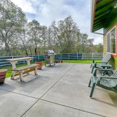 Charming Grants Pass Cottage with Patio and Gas Grill!