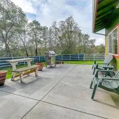 Charming Grants Pass Cottage w/ Patio & Gas Grill!