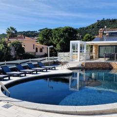 Luxury Villa with gorgeous Pool and Free Parking