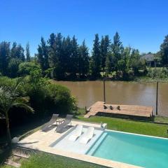 Casa minimalista con piscina y muelle en Nordelta-Villanueva