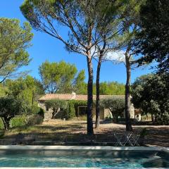 Maison provençale au calme dans la colline de l Isle sur la Sorgue avec piscine