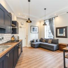 REFURBISHED QUIET 3 BEDROOM FLAT BY HIGH STREET,TRAMS and BUSES - OR 30 MINS WALK TO CENTRE