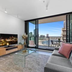Chic 1-Bed with Harbour Views & Pool by Tram Line