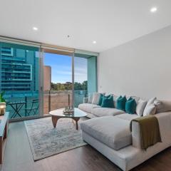 Pristine 2-Bed by Albert Park with Pool & Gym
