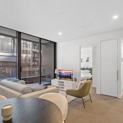 Chic 1-Bed with Pool & Amenities in St Kilda Road