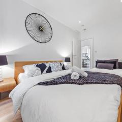 Luxurious 3 Bedroom Flat in Haymarket London Sleeps 14 HY1