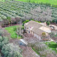 Beautiful Home with Hot Tub on Byron Olive Farm