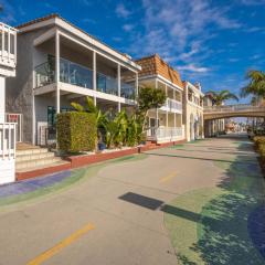 5 Bedroom duplex with Patio & Balcony walk to Pier