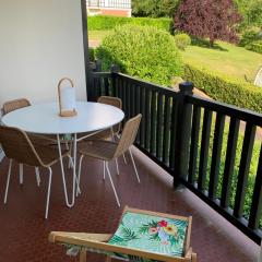 Apartment with swimming pool - near train station