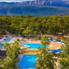 Bungalow confortable à Nans-les-Pins avec piscine partagée