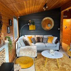 Executive Luxury 5* Log Cabin Pebble Lodge by fishing lake Shorefields Milford on Sea