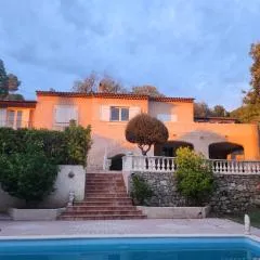 Rez de villa , beau jardin avec piscine