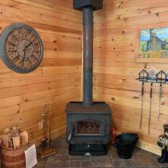 Romantic Chalet w/ Hot Tub close to Roan Mountain