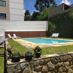Espaço com piscina em Teresópolis.
