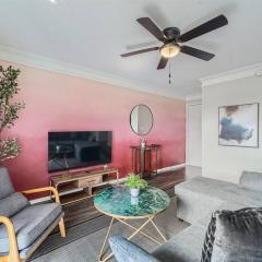 Your Modern 2B Getaway - W/D, Pool, Prkg - 10min to DTWN