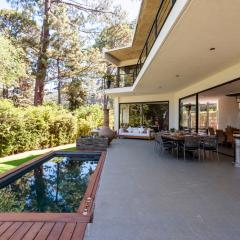 Casa con amplia terraza y jacuzzi en Avándaro