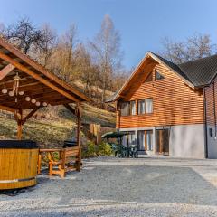 Montain Wild Chalet with Wooden Hot Tub