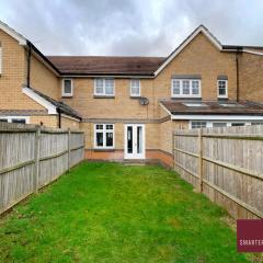 Bracknell - 2 Bedroom House With Garden and Parking