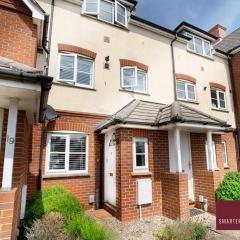 Wokingham 2 Bedroom Flat - Private Entrance