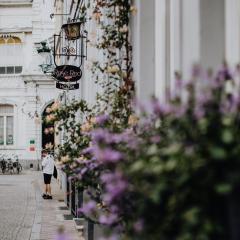 Hotel Rose Red