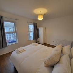 Central 5BR Retreat - Walk to Tube, Explore London