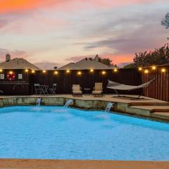 Luxe Retreat-5BR Oasis with sparkling pool & gaming