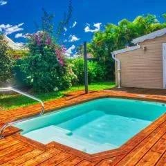 Villa Domi des Caraïbes confortable avec une piscine chauffée, une citerne tampon, accès Netflix, adaptée pour l'accueil de jeunes enfants avec une piscine sécurisée et des jouets