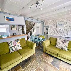 A Cosy Period Family Cottage in St Ives Town, sleeps 4, pet friendly