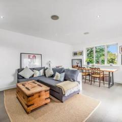 Pass the Keys Modern Terrace Apartment in Putney